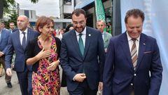 El presidente del Principado de Asturias, Adri�n Barb�n, recibe una medalla del presidente de la C�mara de Comercio de Gij�n, F�lix Baraga�o, durante su visita institucional a la 67 edici�n de la Fidma