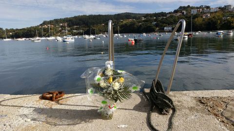 Flores ubicadas en el Puerto de Aguete al que trasladaron el cuerpo del fallecido