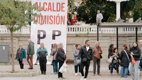 Huelga en Ourense: los bomberos llevaron la pancarta que estaba en el parque municipal.