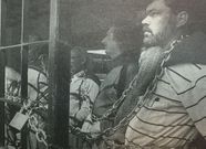 El grupo se encaden� en la verja de entrada a la lonja.