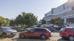 El aparcamiento en superficie del CHUS, ayer, colapsado como siempre por coches que estacionan en rotondas, aceras y pasos de peatones.