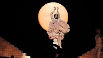 Rosal&iacute;a, en el primero de sus cuatro conciertos en Madrid de la gira &laquo;Lux&raquo;