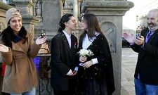 Sara Mart�nez e Iriana Gil revivieron ayer el matrimonio entre Elisa y Marcela delante de San Jorge.