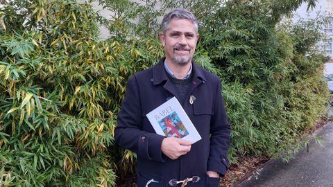 Juan Luis Montero, con su libro «Babel», que este viernes se presenta en Esteiro