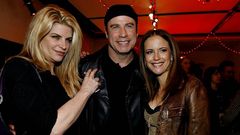 Travolta, entre Kirstie Alley y su mujer Kelly Preston.