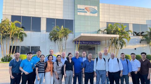 Representantes de la firma barbanzana, con Julio y Luis Miguel Simarro a la cabeza, visitaron las instalaciones de la empresa vietnamita.