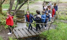 Alumnos de Cabana y Carballo visitaron ayer el Castro de Borneiro y Dombate. 