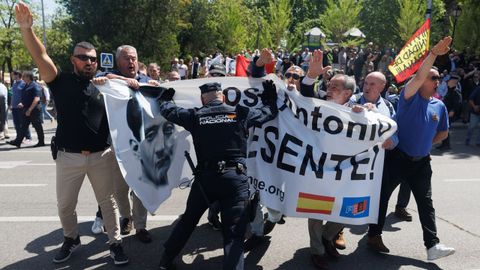 Simpatizantes de Falange se enfrentan a la polica ante el cementerio de San Isidro de Madrid, lugar de destino de los restos de Jos Antonio Primo de Rivera