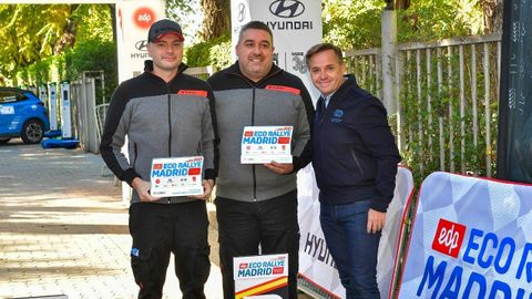 Hugo Velasco y Celso Roces junto al presidente de la Real Federacin Espaola de Automovilismo Manuel Avi