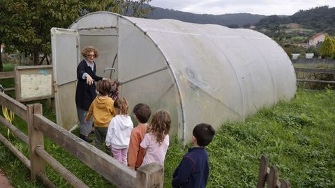 Isabel Garca Milln, recibiendo a los nios para una actividad en el invernadero