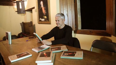 Crist�bal Ruiti�a, durante la presentaci�n de la novela en Santa Eulalia de Oscos (Asturias) en agosto