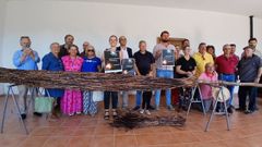 La responsable del �rea de Cultura de la Diputaci�n lucense, Iria Castro (en el centro, con un cartel) particip� la presentaci�n de la Queima das Fachas junto con el alcalde Roi Rigueira (a la derecha, tambi�n con un cartel)