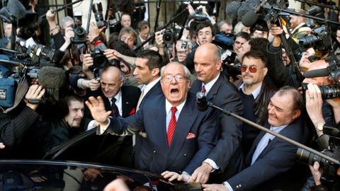 Jean-Marie Le Pen saliendo del Consejo Constitucional, en el 2007