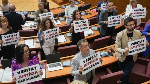 Los diputados valencianos del PSOE y Comproms protestaron contra la aprobacin de la Ley de Concordia con carteles que rezaban verdad, justicia, reparacin