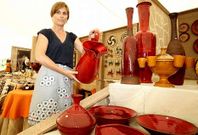 La directora xeral de Comercio siente especial predilecci�n por la alfarer�a de Bu�o.