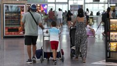 Pasajeros dirigiéndose a su avión en el aeropuerto de Santiago, la semana pasada.