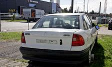 Un coche sin matr�cula en el pol�gono del Tambre, donde m�s veh�culos se abandonan.