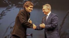 Adolfo Domnguez recibe el premio de manos del presidente de la Diputacin, Luis Menor