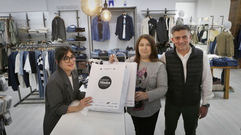 Anuska Enr&iacute;quez aprovech&oacute; el premio del sorteo de la patronal por el D&iacute;a del Padre para renovar armario en Pillados, en la foto la acompa&ntilde;a Francisco Mart&iacute;nez, presidente de la asociaci&oacute;n