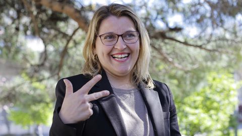 Mar�a signando la palabra �derecho� con su mano.