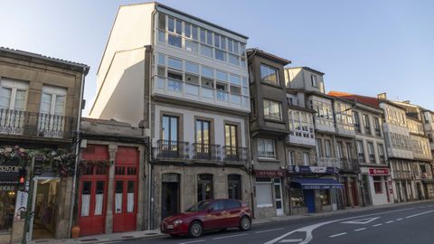 EL RESTAURANTE VILAS�a punto estuvo de cumplir cien a�os, pero cerr� en el 2012. Fue una buena casa de comidas que Manuel Fraga populariz� en su etapa como presidente, ya que com�a all� casi a diario. Cuando el inmueble se ven�a abajo fue adquirido por inversores, entre los que se encuentran los due�os de Mestrelab y una socia de Dinahosting. Ahora es un coliving anunciado en Booking.