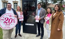 Al�n (en el centro) estuvo acompa�ado por el alcalde de Noia, Francisco P�rez, la presidenta de Noia Hist�rica, Alba Exp�sito, y otras representantes del comercio local