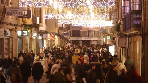 Una calle del centro de Pontevedra, abarrotada este puente de la Constitucin