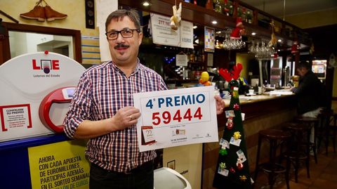 El due�o del bar que reparti� parte de un cuarto premio en Vigo