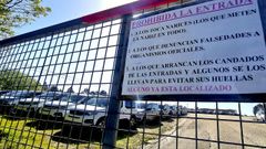 Un cartel prohbe el paso a intrusos en una parcela del polgono de As Gndaras.