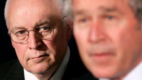 Dick Cheney y George W. Bush. Vicepresidente y presidente. Muchos analistas han atribuido a Cheney haber ejercido realmente el poder desde el 2000 al 2008