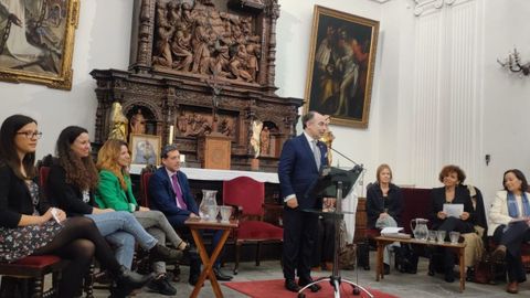 El rector de la Universidad de Oviedo, Ignacio Villaverde, presenta la mesa de dilogo Investigacin y compromiso de la Universidad de Oviedo contra la violencia de gnero