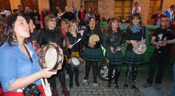 Os grupos Punkdeireteiras e Searas ofreceron unha foliada na praza do Cant�n de Chantada na v�spera do festexo. 