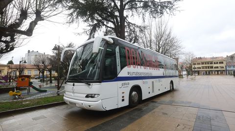 Unidad móvil de donación de sangre, en Carballo
