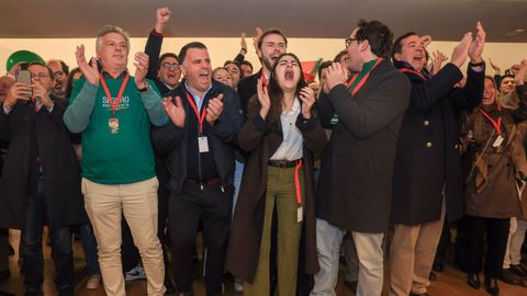 Seguidores de Ant�nio Jos� Seguro celebran los resultados de las presidenciales portuguesas.