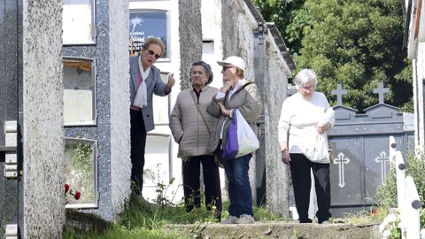 Vecinos protestan por el mal estado del cementerio de Santa Ic�a.