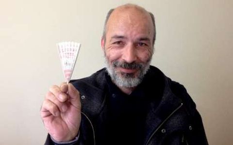 Antonio Garc�a muestra como dej� su billete olvidado en San Agust�n.