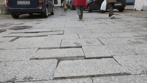 Estado de las losetas del casco viejo cedeir�s, en una fotograf�a de 2013