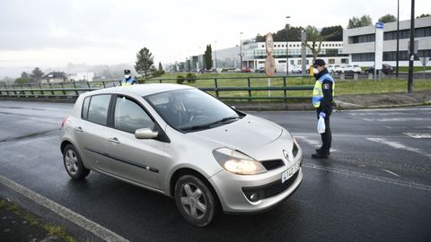 Reparto entrega de mascarillas por la Guardia Civil y Polica OLocal a trabajadores en la entrada del polgono industrial Lalin 2000