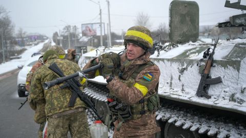 Militares ucranianos hacen guardia en una carretera de Kharkiv, Ucrania.