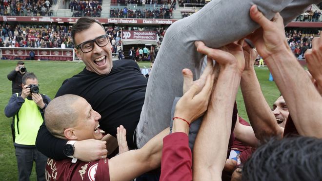 Yago Iglesias, entrenador del Pontevedra, es manteado por sus jugadores tras confirmarse el ascenso a Primera Federación en Pasarón, el pasado 20 de abril