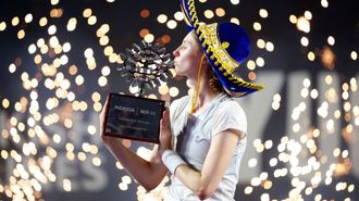 Cristina Bucsa besando el trofeo de campeona del torneo WTA de M&eacute;rida (M&eacute;xico)