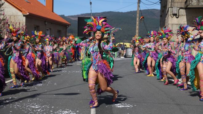 El desfile de entroido de Poio reuni� a cientos de personas