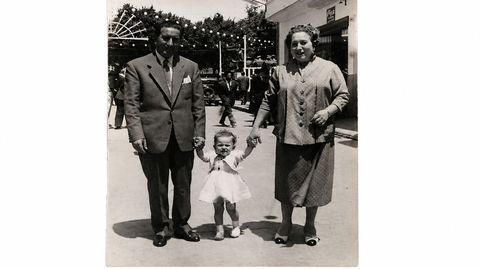 Mar�a Jos� D�az Facal, a los dos a�os, con sus padres