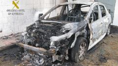 El coche quemado en el Obradoiro de Emprego.