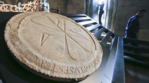 El Crismón de Quiroga —en su ubicación actual en la imagen— es un disco de mármol de O Incio labrado con un anagrama que representa el nombre de Cristo y un inscripción en latín grabada en su borde