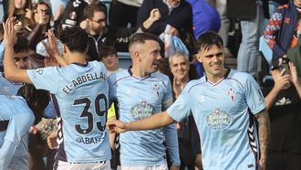 Iago Aspas, celebrando con sus compa�eros uno de los goles del Celta ante el Valencia.
