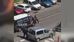 Detenido un hombre en Madrid que intent� agredir con dos catanas a varios polic�as al grito de �yo soy Dios�