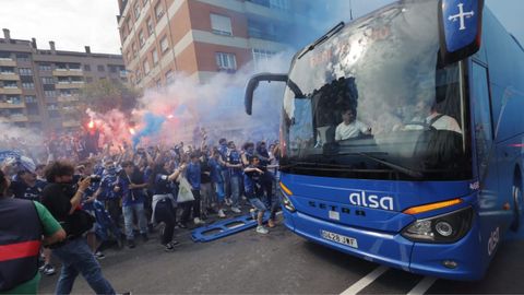 Recibimiento de la afición del Real Oviedo ante el playoff con el Espanyol