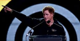 <span lang= es-es >De pr�ncipe �payaso� a joven serio</span>. El pr�ncipe Enrique ayer en Londres dirigi�ndose a mutilados de guerra. Abajo, Harry, disfrazado de nazi, en una fiesta de Halloween. 