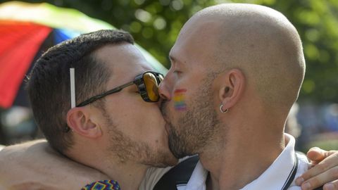 Una pareja se besa en la tradicional manifestaci�n del Orgull�n por las calles de Gij�n